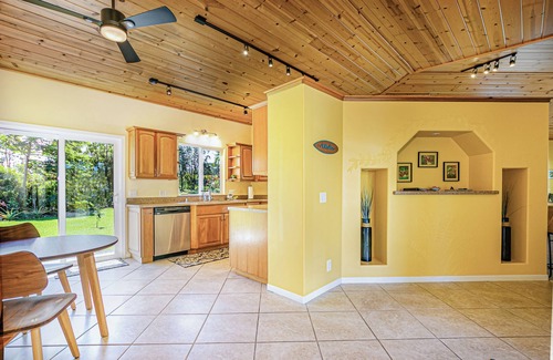 Keaau House | Paradise Retreat, POOL, Hot Tub and AC with ECO energy!