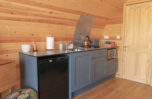Wollerton Cottage | PARADISE, romantic, with hot tub in Hodnet