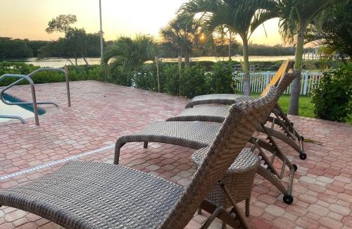 Sorrento Shores House | Paradise with a pool, pier and private beach area