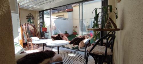 13th Arrondissement House | PARIS AUTHENTIC HOUSE Entier 1920's villa Métro Line 7 For Groups