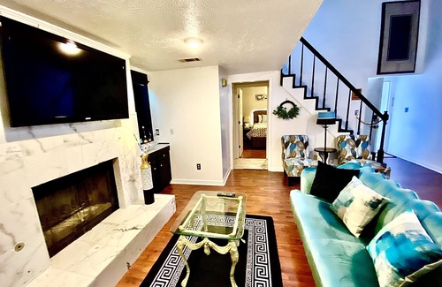 Tougaloo House | Parisian Marble Loft with a Garage off HWY55!