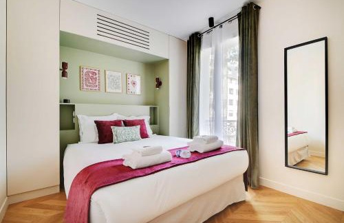 Quartier de Javel Apartment | Parisian with air conditioning Eiffel Tower