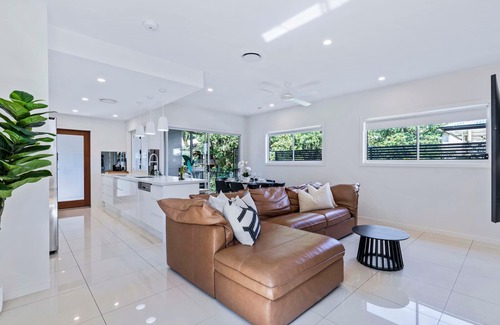 Toowong Apartment | Park Avenue Luxe Chic Townhouse Sleeps 9, Carpark