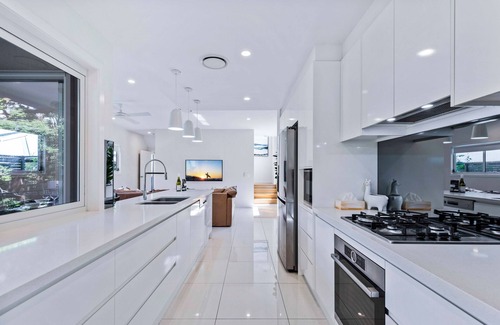 Toowong Apartment | Park Avenue Luxe Chic Townhouse Sleeps 9, Carpark