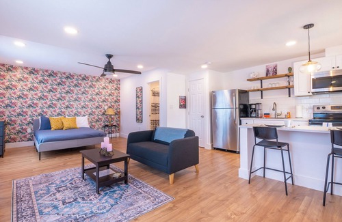 Southside Apartment | Park Facing , Pet Friendly , Free Parking Studio