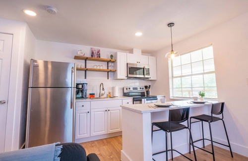 Southside Apartment | Park Facing , Pet Friendly , Free Parking Studio