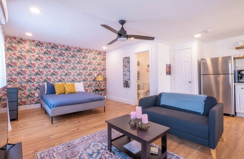 Southside Apartment | Park Facing , Pet Friendly , Free Parking Studio
