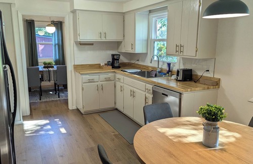 Ashwaubenon House | Park Place - Front Row to Lambeau Field! Sleeps 10