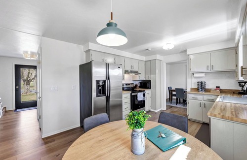 Ashwaubenon House | Park Place - Front Row to Lambeau Field! Sleeps 10