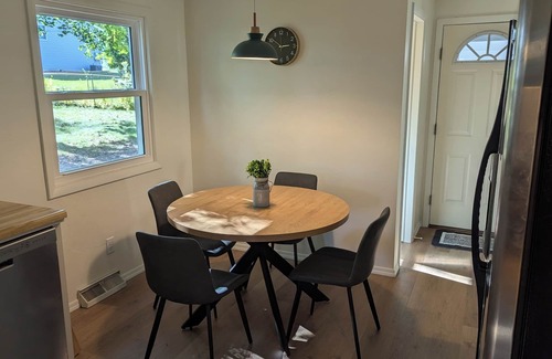 Ashwaubenon House | Park Place - Front Row to Lambeau Field! Sleeps 10