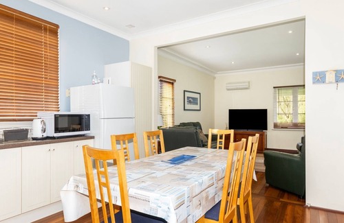 Busselton House | Park Rise Cottage: Your Cozy Coastal Escape in Busselton