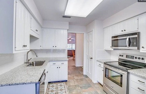 Indian River Shores Condo | Park Shores Seasonal Rental 2-BR condo in charming Indian River Shores