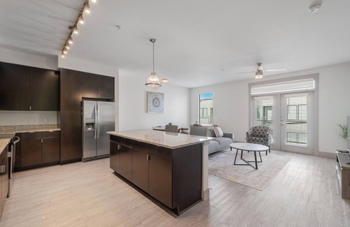Oak Lawn Apartment | Park West 362 1br apartment, Pool, Gym I Parking