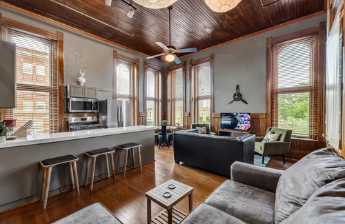 Downtown Apartment | Parker101:Downtown Bryan on Main St, King Bed