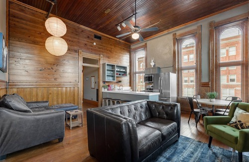 Downtown Apartment | Parker101:Downtown Bryan on Main St, King Bed