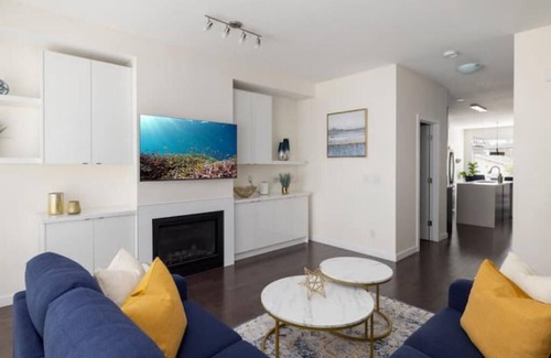 Parkhill-Stanley Park House | Parkhill Luxury Townhouse - Stampede - King Bed