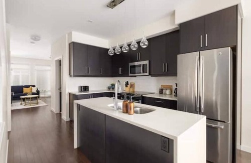 Parkhill-Stanley Park House | Parkhill Luxury Townhouse - Stampede - King Bed