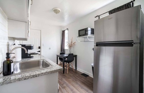 Victorian Village Apartment | Parking Free - PRIME Location – Over 4,500 Reviews