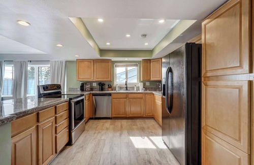 Monument House | Parkside Estate! House & Cottage w/2 Hot Tubs