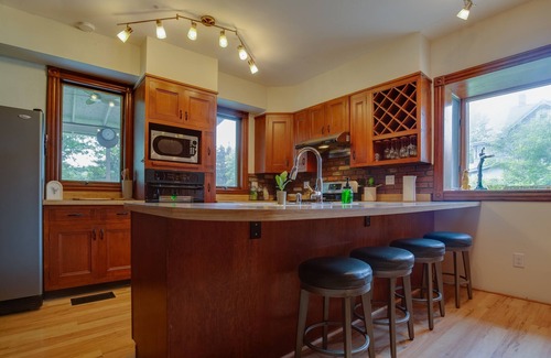 Hartwick House | Parkside Manor*NEW* - Walk to Husky Park!8Mi.toCDP