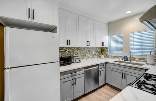Alhambra House | Parkside Modern Stay: Gated backhouse unit in DT Alhambra