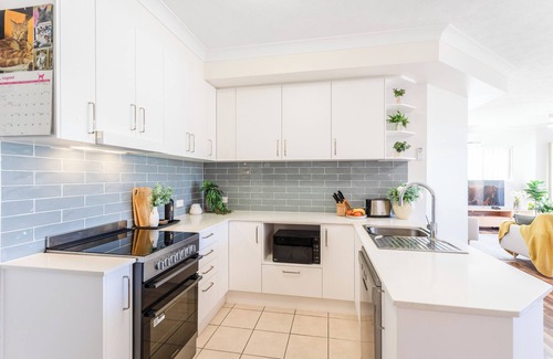 Redcliffe Apartment | "Parkside Villa on the Creek"