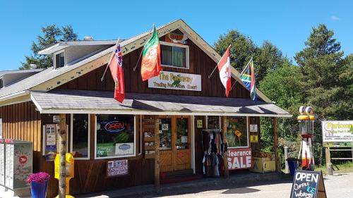 Algonquin Highlands Resort | Parkway Cottage Resort and Trading Post