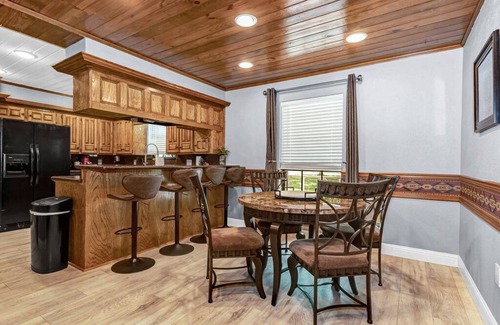 Conroe House | Parkway Main House · Peaceful and Relaxing Oasis within the City