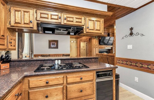 Conroe House | Parkway Main House · Peaceful and Relaxing Oasis within the City