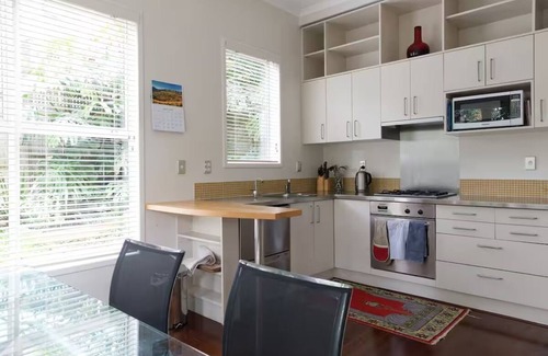 Parnell House | Parnell Ridgetop Townhouse. Walk to shops, restaurants and attractions