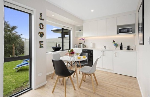 Welcome Bay House | Parrot Nest - Modern private guesthouse in tranquil setting