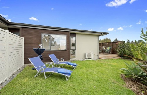 Welcome Bay House | Parrot Nest - Modern private guesthouse in tranquil setting