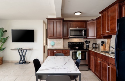Waikiki Condo | Partial Ocean View Waikiki Suite, Close to beach, AC, Free Wi-Fi & Pool!