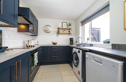 Queens Quarter House | Pass the Keys | 58 LW Ave Stunning 2BR Terrace Top Location Lots Nearby