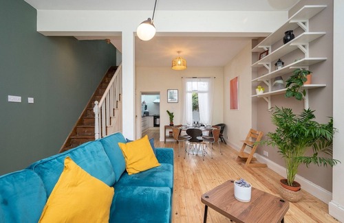 Hackney House | Pass the Keys | Airy 1850s Coach House with Private Balcony