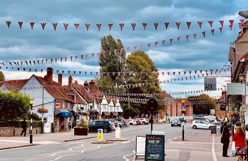 Amersham Apartment | Pass the Keys |Amersham Station Road Studio