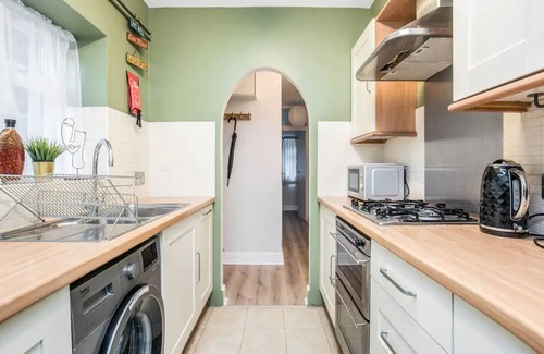 North Acton House | Pass the Keys | Basement Hideaway near Acton Main Line: Your Peaceful Escape with London at Your Fingertips