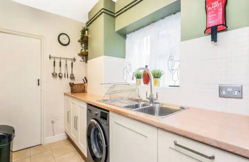 North Acton House | Pass the Keys | Basement Hideaway near Acton Main Line: Your Peaceful Escape with London at Your Fingertips