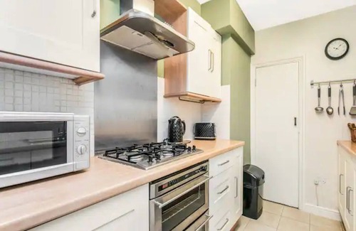 North Acton House | Pass the Keys | Basement Hideaway near Acton Main Line: Your Peaceful Escape with London at Your Fingertips