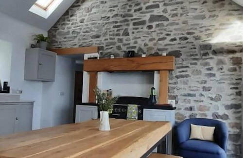 Pentrefelin House | Pass the Keys | Beautiful Cottage with Castle Views near Llandeilo