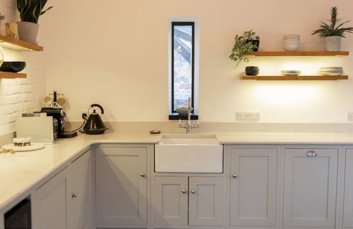 Pentrefelin House | Pass the Keys | Beautiful Cottage with Castle Views near Llandeilo