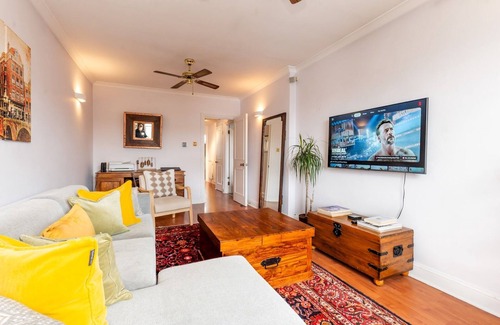 Pembridge Apartment | Pass the Keys | Charming 2 Bedroom by Hyde Park in Notting Hill