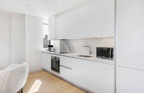 Streatham South Apartment | Pass the Keys | Chic 3-Bedroom Retreat with Private Balcony