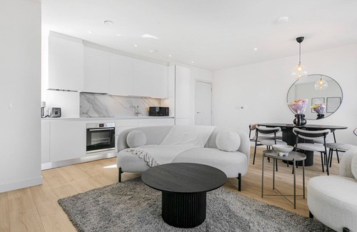 Streatham South Apartment | Pass the Keys | Chic 3-Bedroom Retreat with Private Balcony