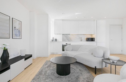 Streatham South Apartment | Pass the Keys | Chic 3-Bedroom Retreat with Private Balcony