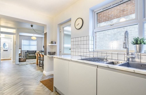 Ormeau House | Pass the Keys | Cosy 2BR Home Ormeau Road Lots of Amenities