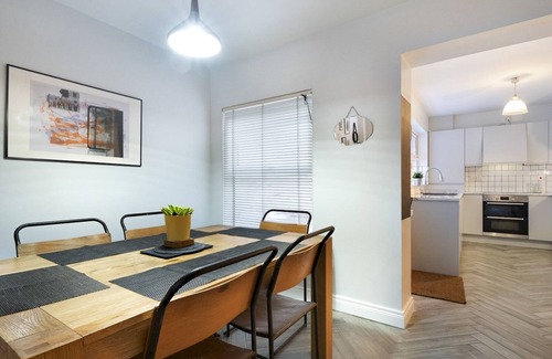 Ormeau House | Pass the Keys | Cosy 2BR Home Ormeau Road Lots of Amenities