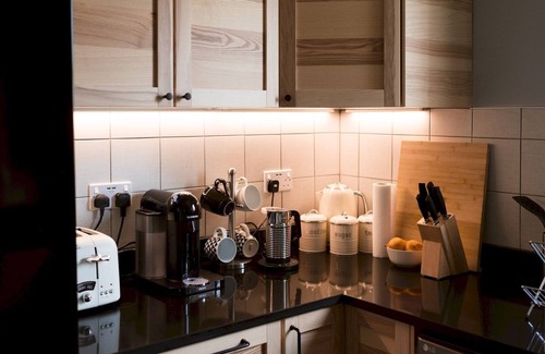 Paisley Apartment | Pass the Keys | Cozy two bed flat near Glasgow Airport & Paisley