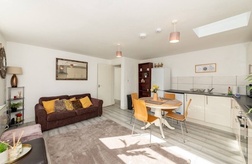 Reading Apartment | Pass the Keys | Delightful Family Home Sleeps 7 and Private Garden