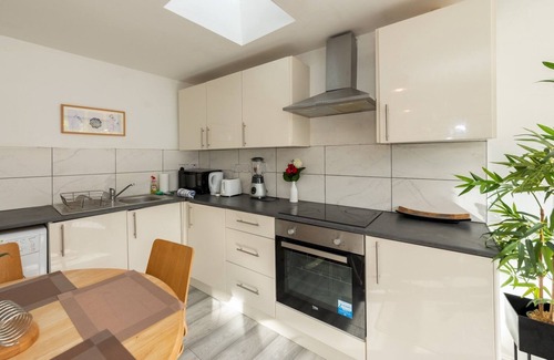 Reading Apartment | Pass the Keys | Delightful Family Home Sleeps 7 and Private Garden
